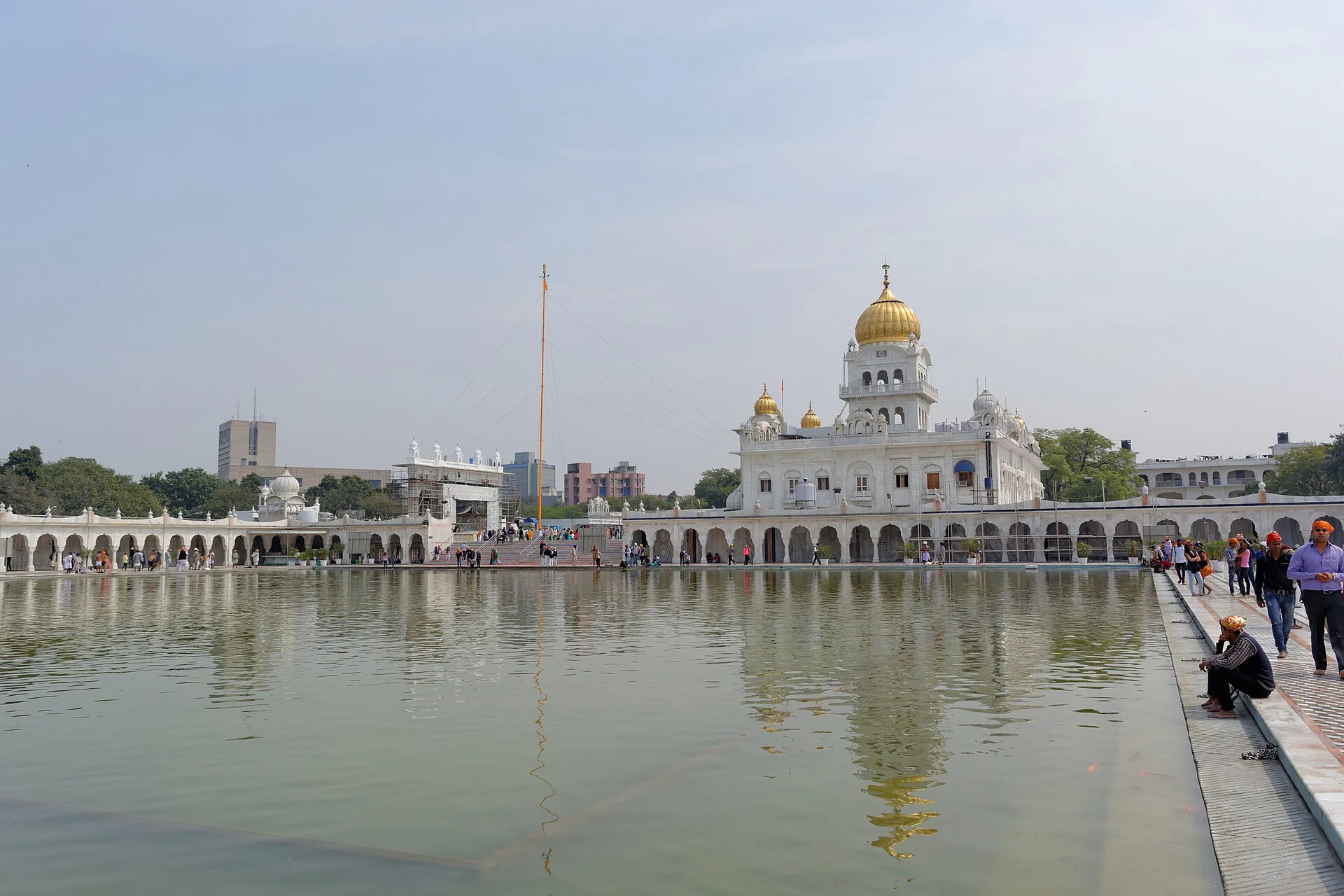 Gurudwara Bangla Sahib beside its sarovar in Delhi