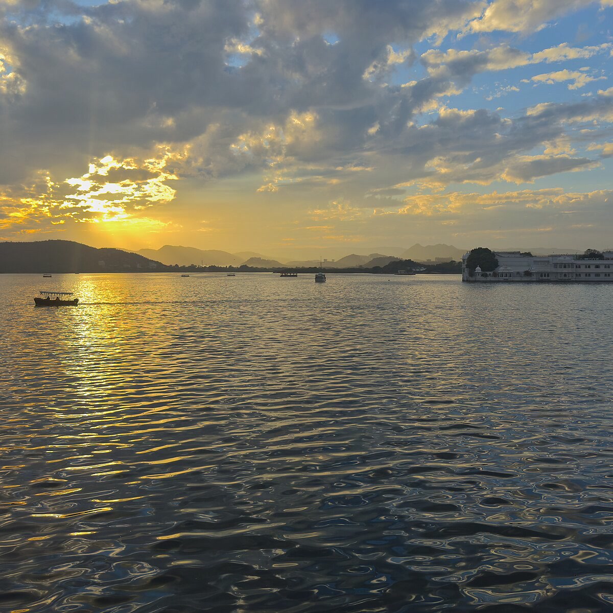Sunset across Lake Pichola in Udaipur