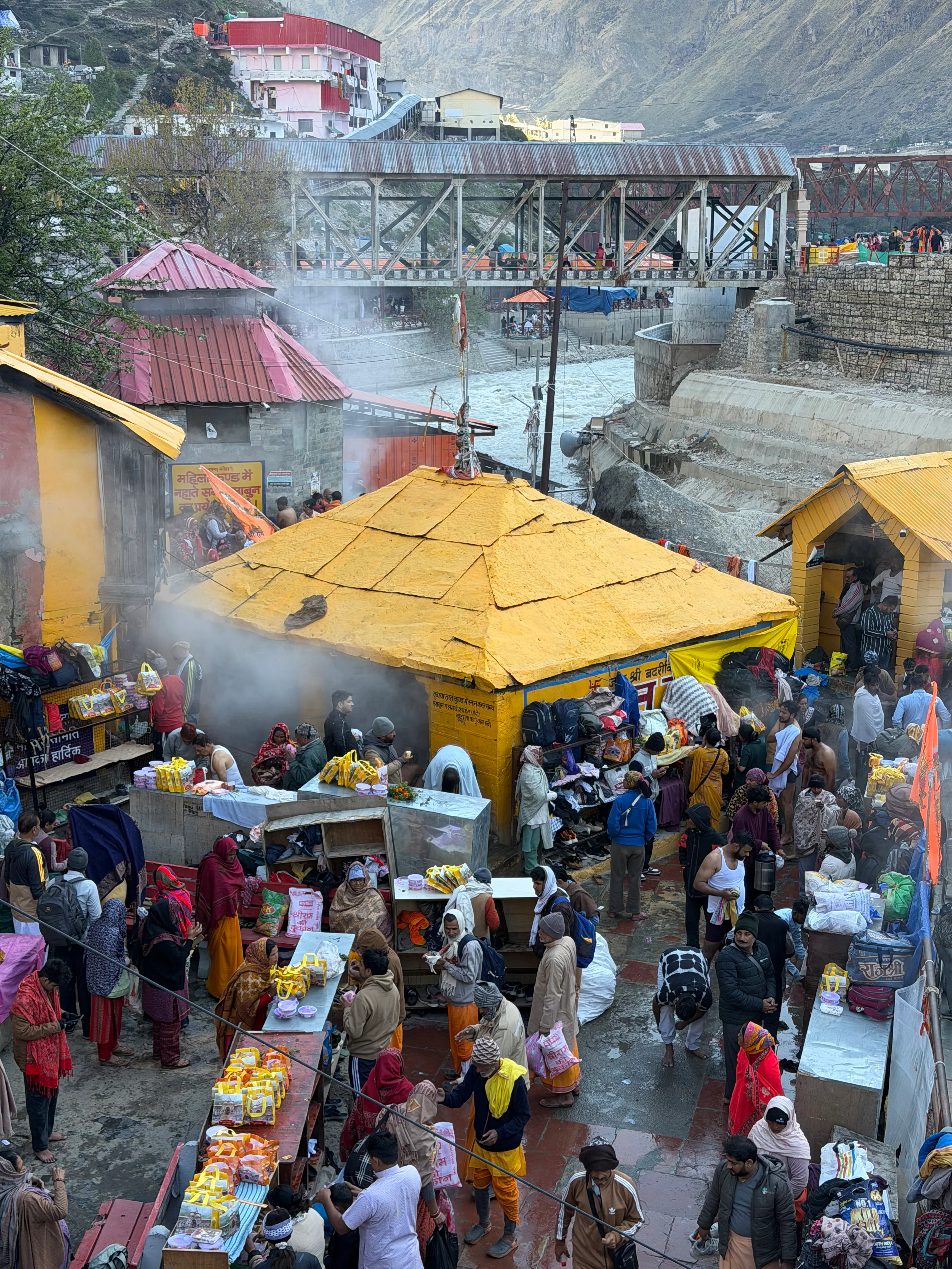 Pilgrims near Tapt Kund in Badrinath